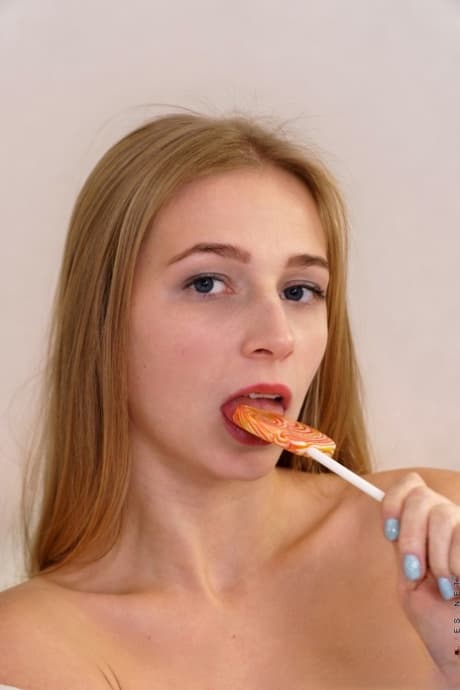 Pretty babe Elizabeth Evans displays her irresistible pink pussy up close